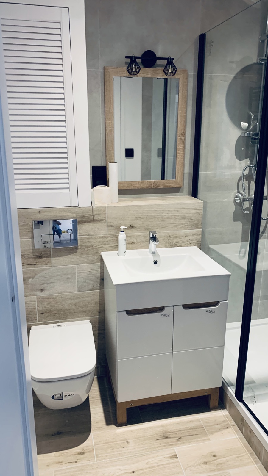 Shared bathroom at the Borowska apartment, showing the sink, toilet and shower