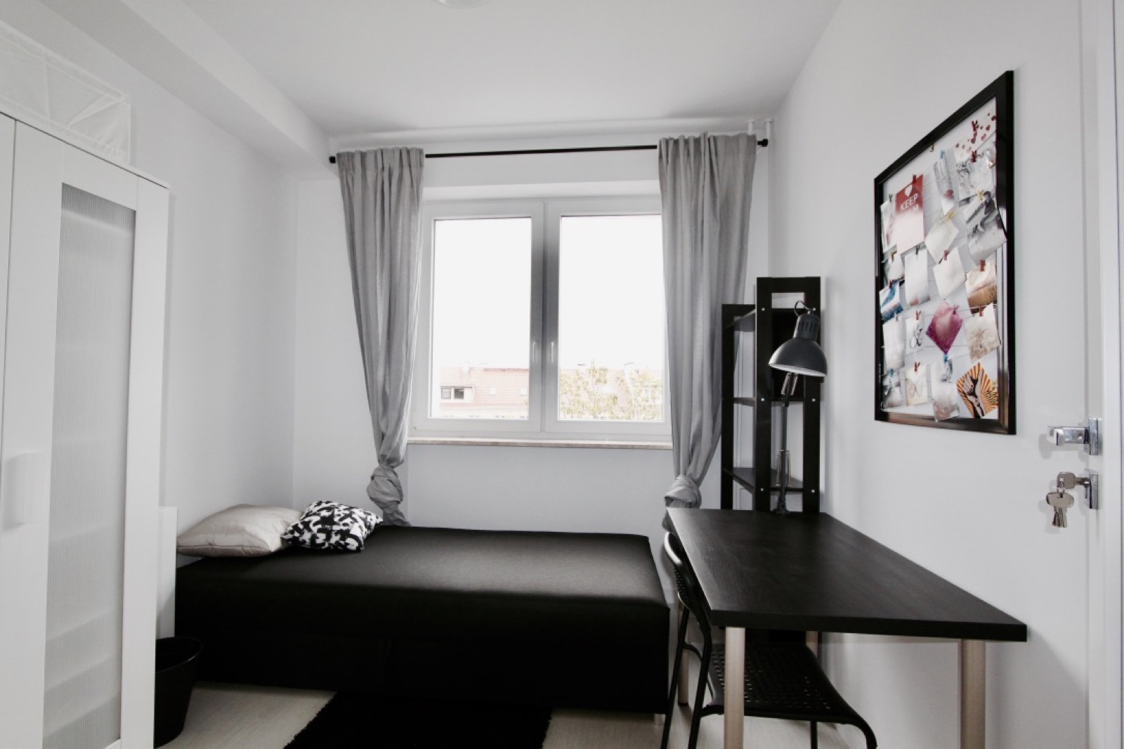 Bed and window in private Widok room #1