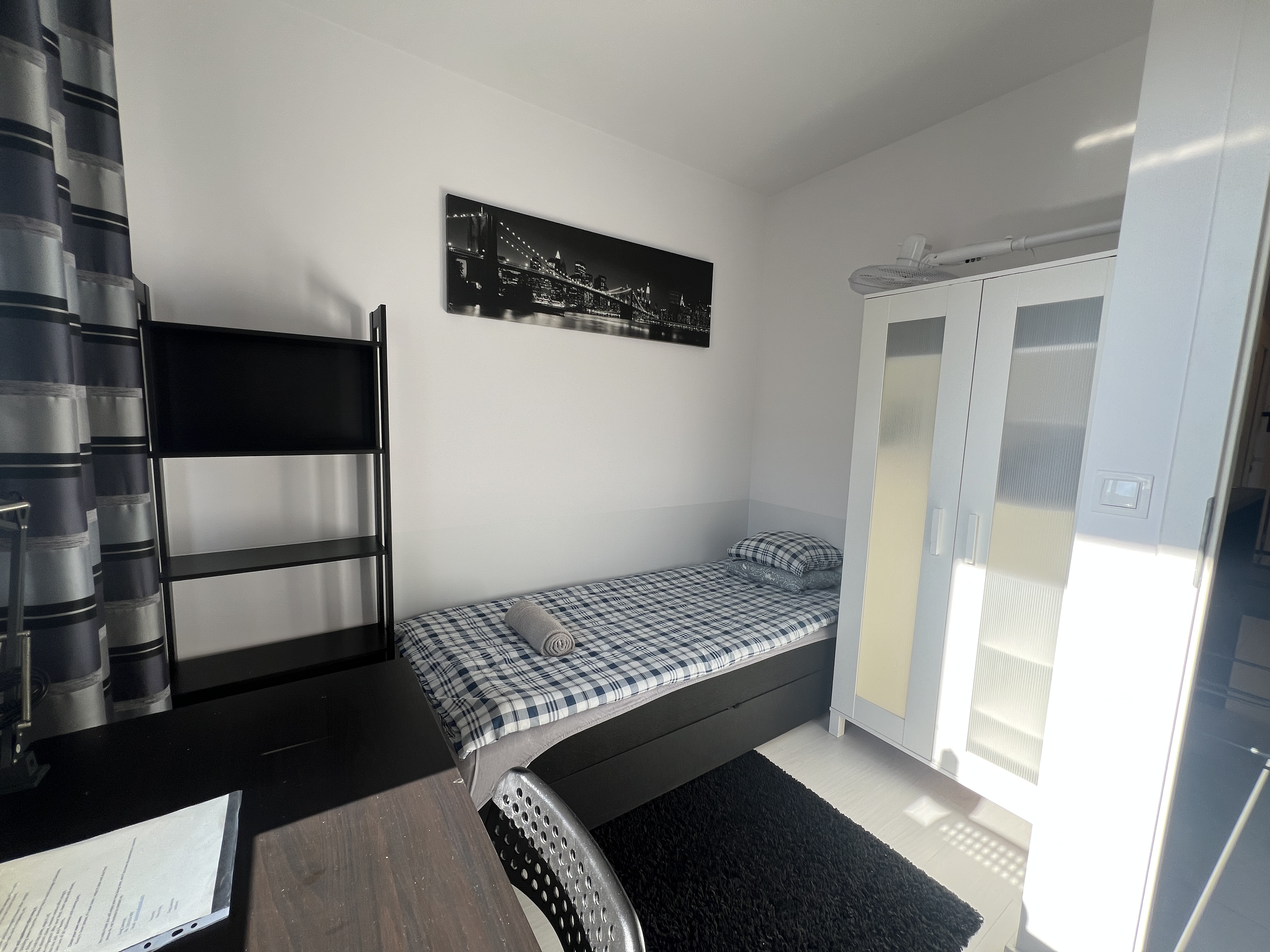Private room #4 Gregorio with bed, wardrobe and desk
