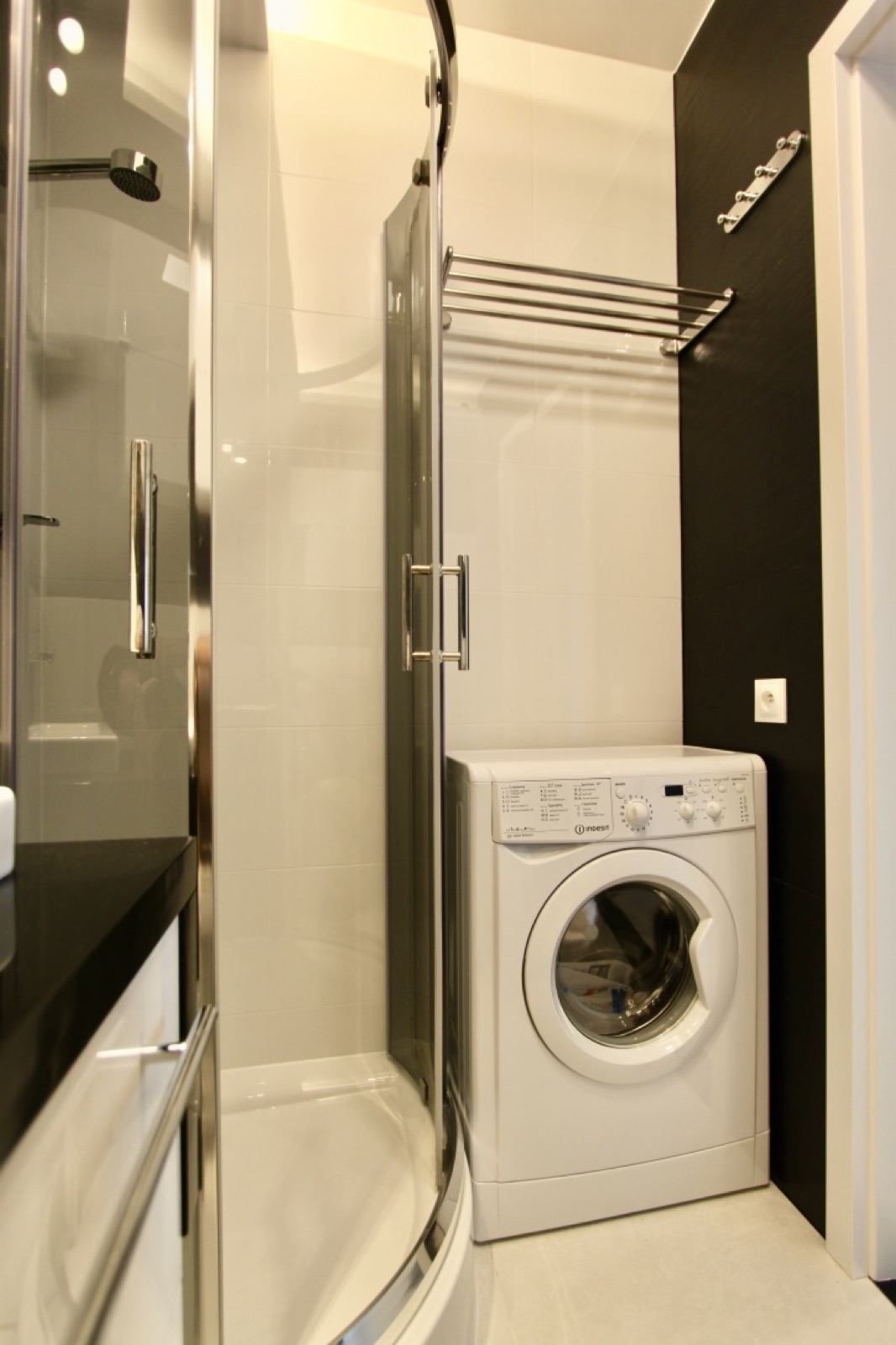 Shower enclosure and washing machine in the Widok bathroom