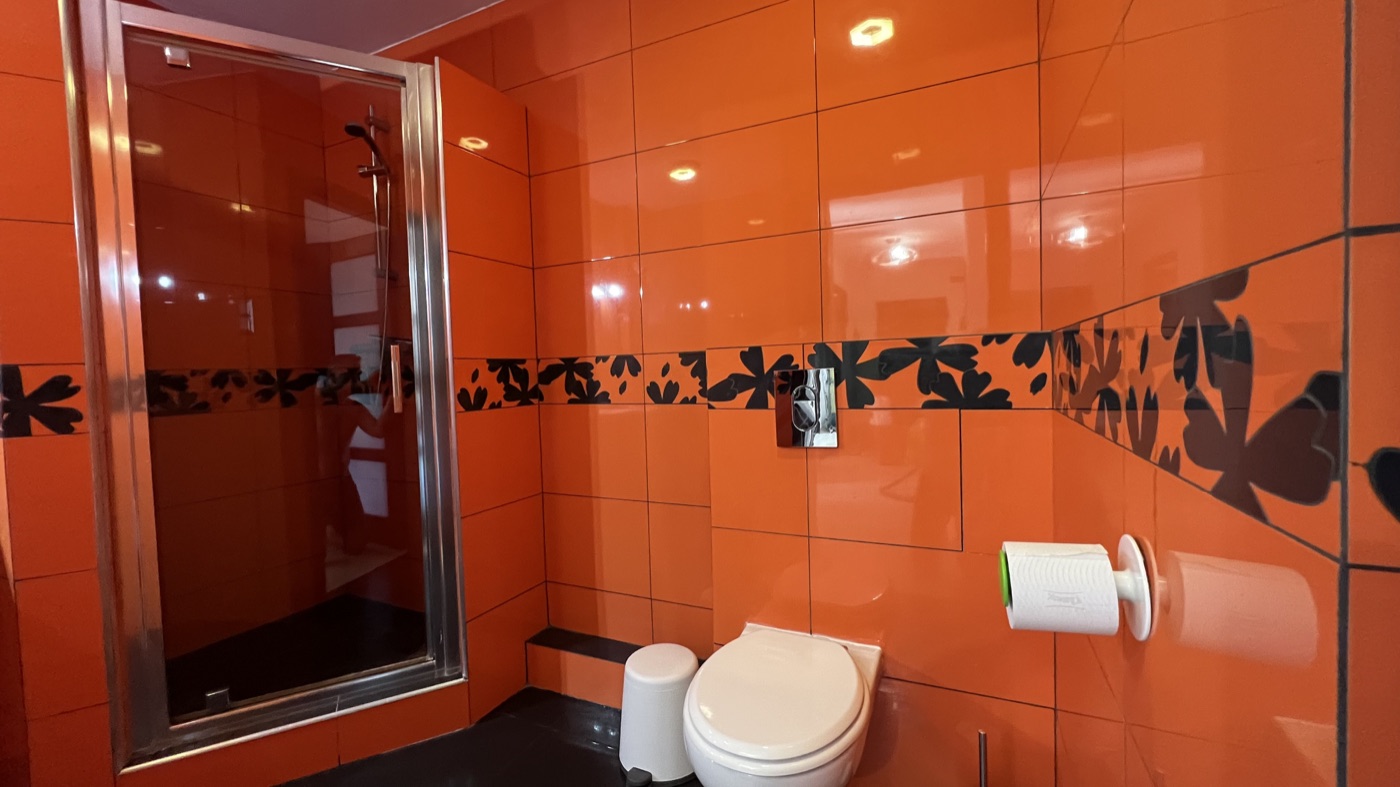 Shared bathroom in the Wrońskiego apartment, view 2