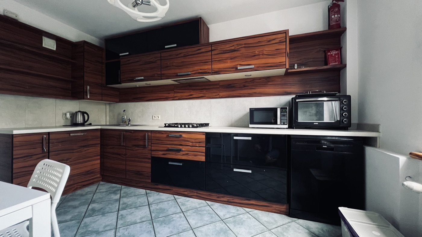 Shared kitchen in the Wrońskiego apartment, view 1